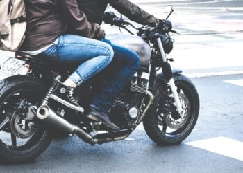 Detienen a un hombre por conducir motocicleta con reporte de robo en la colonia El Encanto