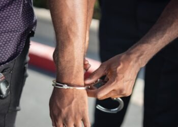 Hombre de 35 años arrestado por daños a un vehículo y amenazas de muerte a un adulto mayor