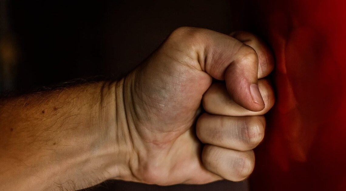 Arrestan a hombre por violencia familiar en Hermosillo Arrestan a hombre por violencia familiar en Hermosillo
