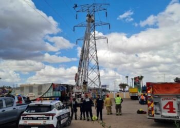 Persona que subió a torre de CFE en Hermosillo fue dejada en libertad por Juez Calificador