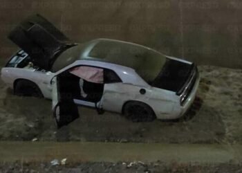 Cae vehículo a canal al poniente de Hermosllo; conductor huye