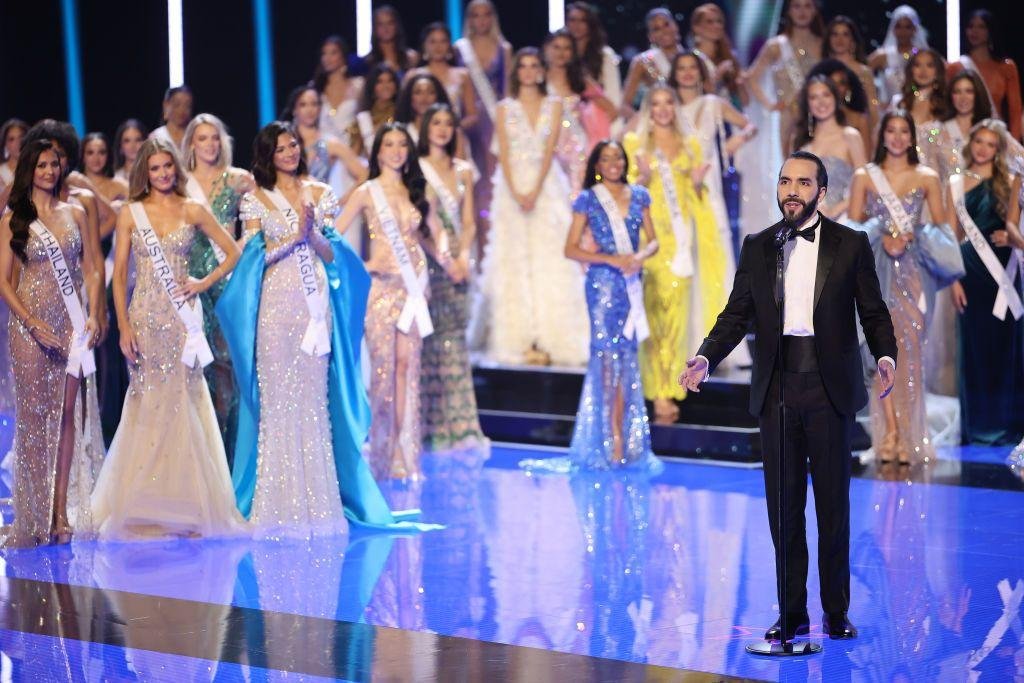 El presidente de El Salvador Nayib Bukele durante la ceremonia de Miss Universo en el Gimnasio Nacional de San Salvador el 18 de noviembre de 2023.