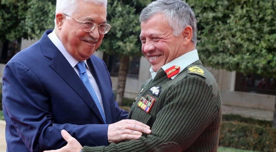 Fuerza aérea de Jordania lanza ayuda humanitaria a Gaza desde el aire