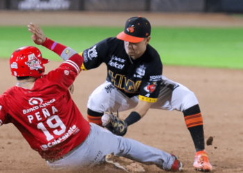 Naranjeros dejan tendidos a los Venados de Mazatlán en la novena baja gracias a un wild pitch