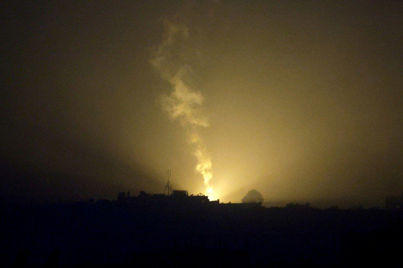 Una bengala cae sobre Gaza, vista desde el sur de Israel, en medio del conflicto en curso entre Israel y el grupo palestino Hamás, el 20 de noviembre de 2023. REUTERS/Alexander Ermochenko Una bengala cae sobre Gaza, vista desde el sur de Israel, en medio del conflicto en curso entre Israel y el grupo palestino Hamás, el 20 de noviembre de 2023. REUTERS/Alexander Ermochenko