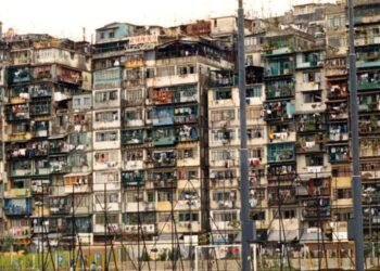 Kowloon, la ciudad amurallada que llegó a ser el lugar más poblado del mundo a finales del siglo XX
