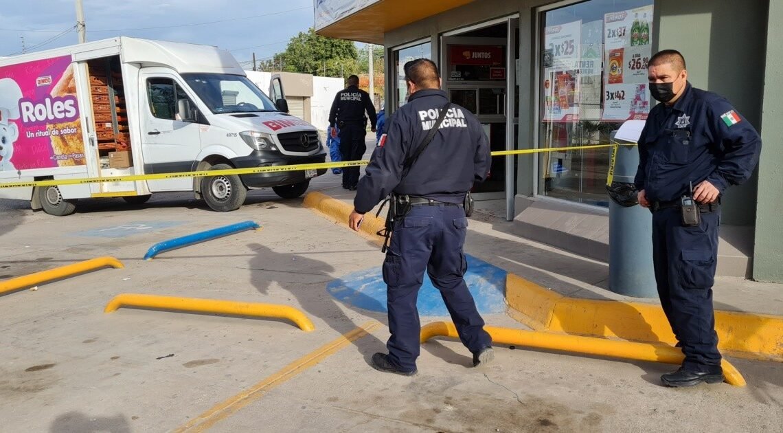 Tres mujeres agreden y roban a otra afuera de un expendio en Nogales Tres mujeres agreden y roban a otra afuera de un expendio en Nogales