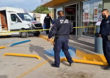 Tres mujeres agreden y roban a otra afuera de un expendio en Nogales