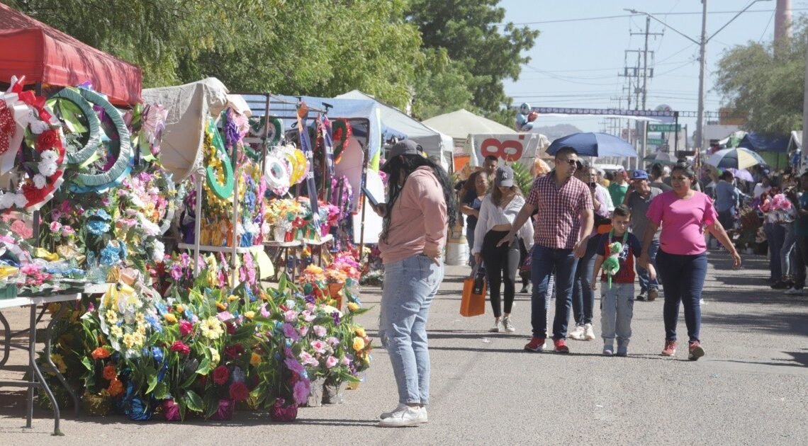 Acuden aproximadamente 50 mil personas a panteones de Hermosillo por Día de Muertos 2023