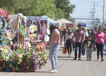 Acuden aproximadamente 50 mil personas a panteones de Hermosillo por Día de Muertos 2023