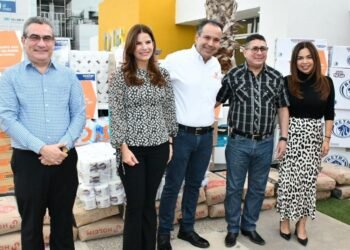 Hermosillo: Entregan Antonio Astiazarán y Patty Ruibal productos en apoyo a asociaciones