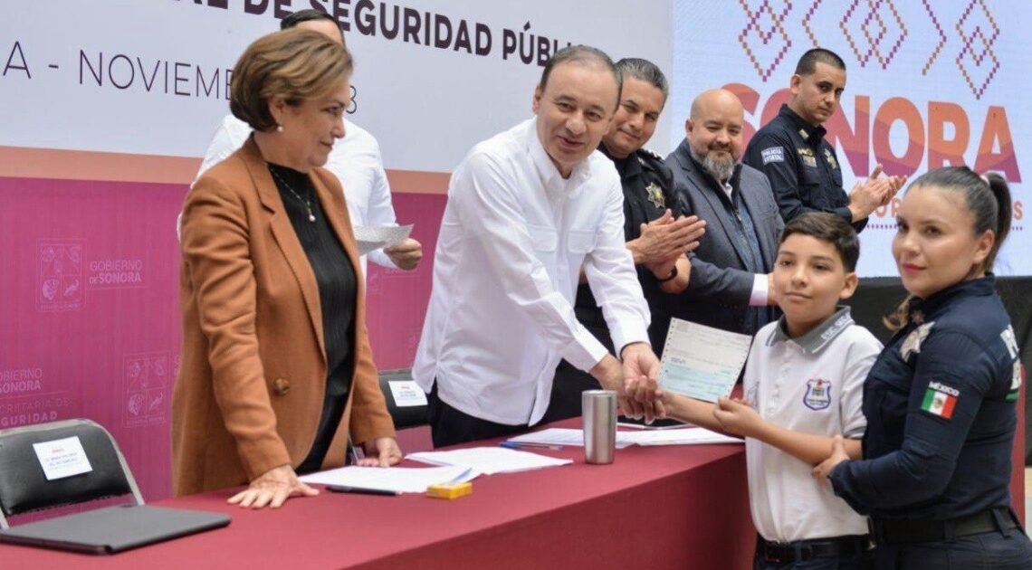 Entrega Gobernador de Sonora 497 becas a hijos de policías estatales