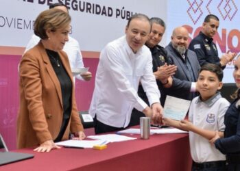 Entrega Gobernador de Sonora 497 becas a hijos de policías estatales