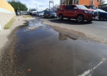 Vecinos de la colonia Luis Encinas piden auxilio por fuga de drenaje