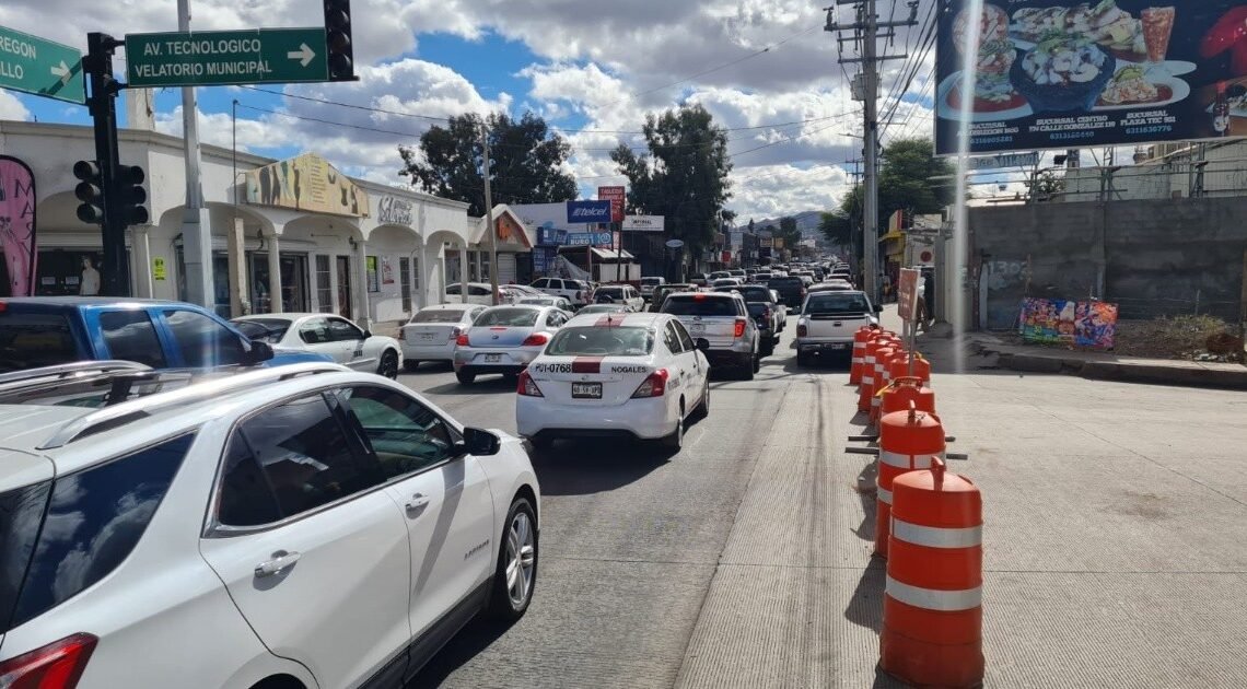 Colapsa movilidad en Nogales y “asfixia” a automovilistas
