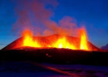 Efectos de un volcán y sismos, parte ciudad en dos | Noticias de México