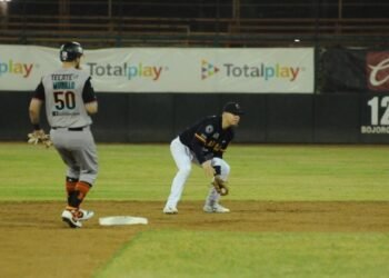 Naranjeros sufren otro revés en Navojoa durante extrainnings