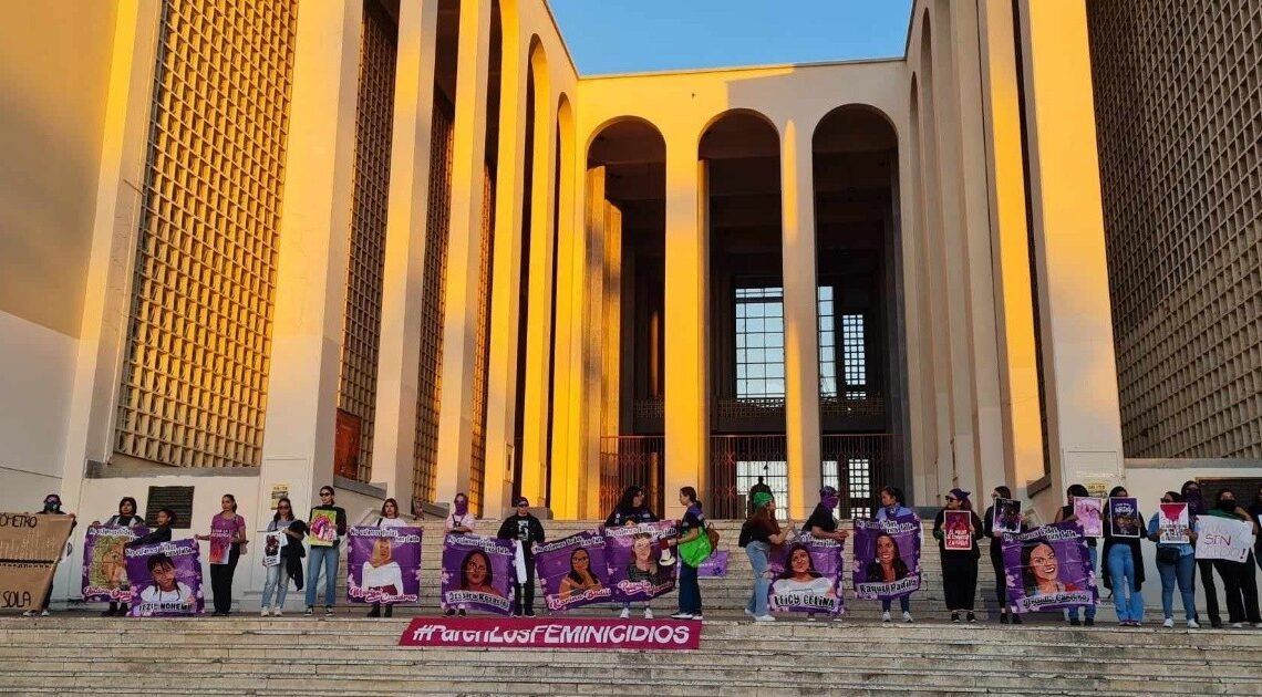 Colectivos feministas marchan exigiendo un alto a la violencia de género