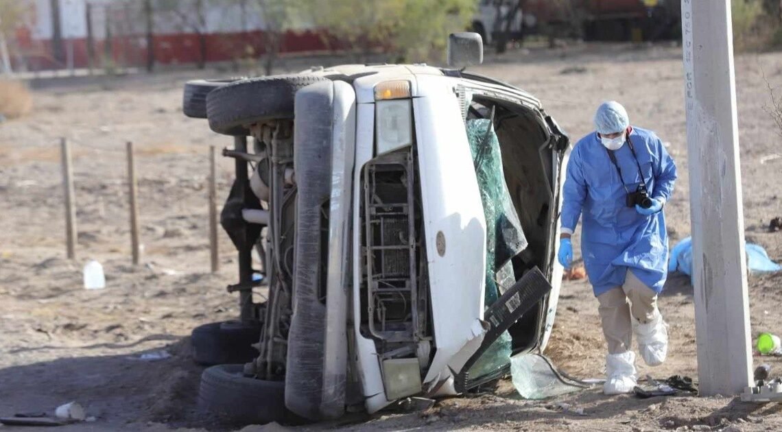 Un muerto y seis heridos dejó en la carretera Hermosillo-Kino el volcamiento de una van