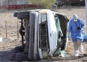 Un muerto y seis heridos dejó en la carretera Hermosillo-Kino el volcamiento de una van