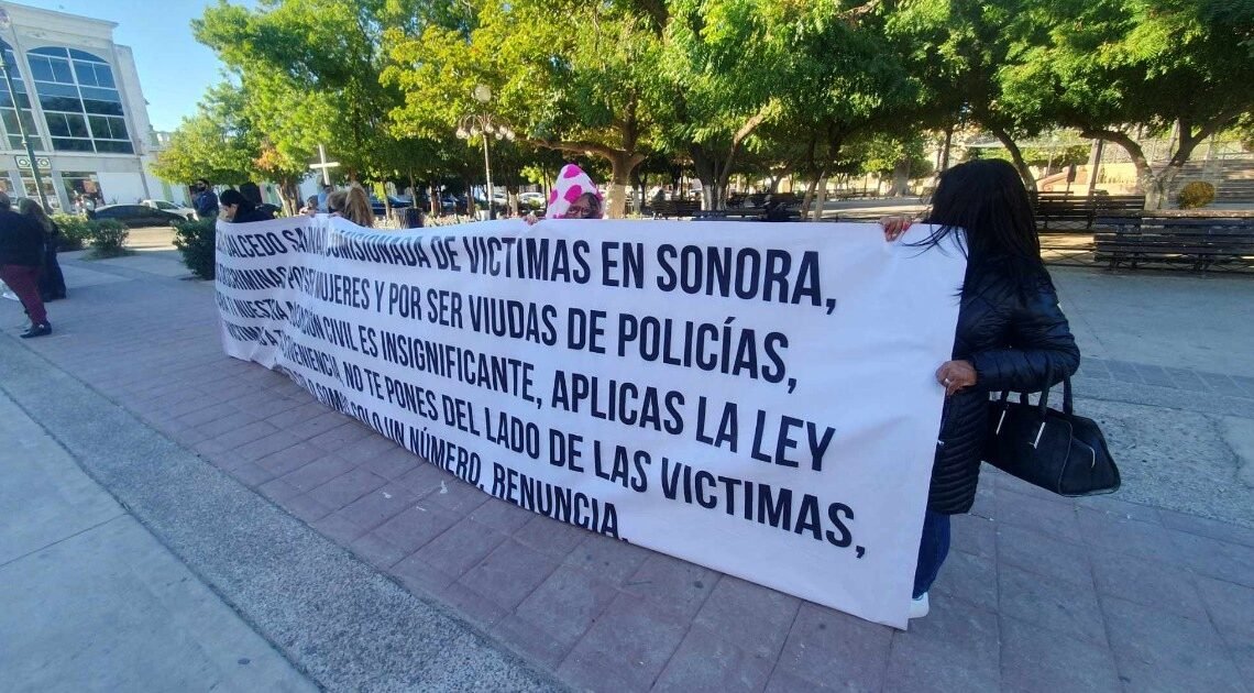 Se manifiestan viudas de policías frente a Palacio de Gobierno en Hermosillo Se manifiestan viudas de policías frente a Palacio de Gobierno en Hermosillo
