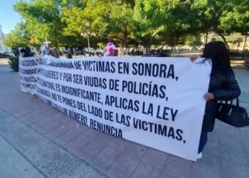 Se manifiestan viudas de policías frente a Palacio de Gobierno en Hermosillo