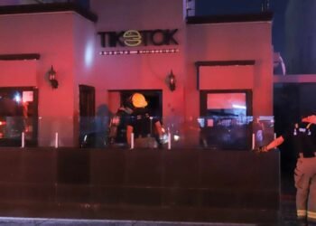 Incendio en comercio de hamburguesas en Hermosillo: Bomberos actúan rápidamente