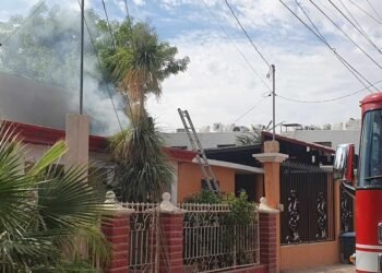 Hermosillo: Se registra incendio en casa de la colonia San Luis, fuego consume a vehículo