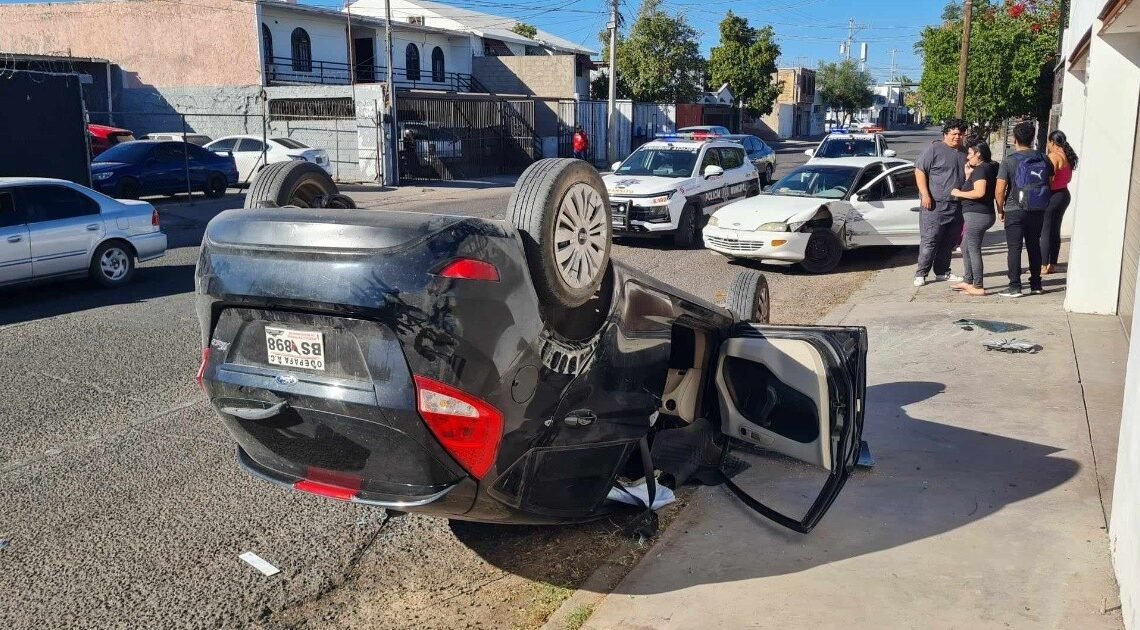 Choque y volcamiento en la colonia Olivares de Hermosillo: Sin lesionados