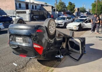 Choque y volcamiento en la colonia Olivares de Hermosillo: Sin lesionados