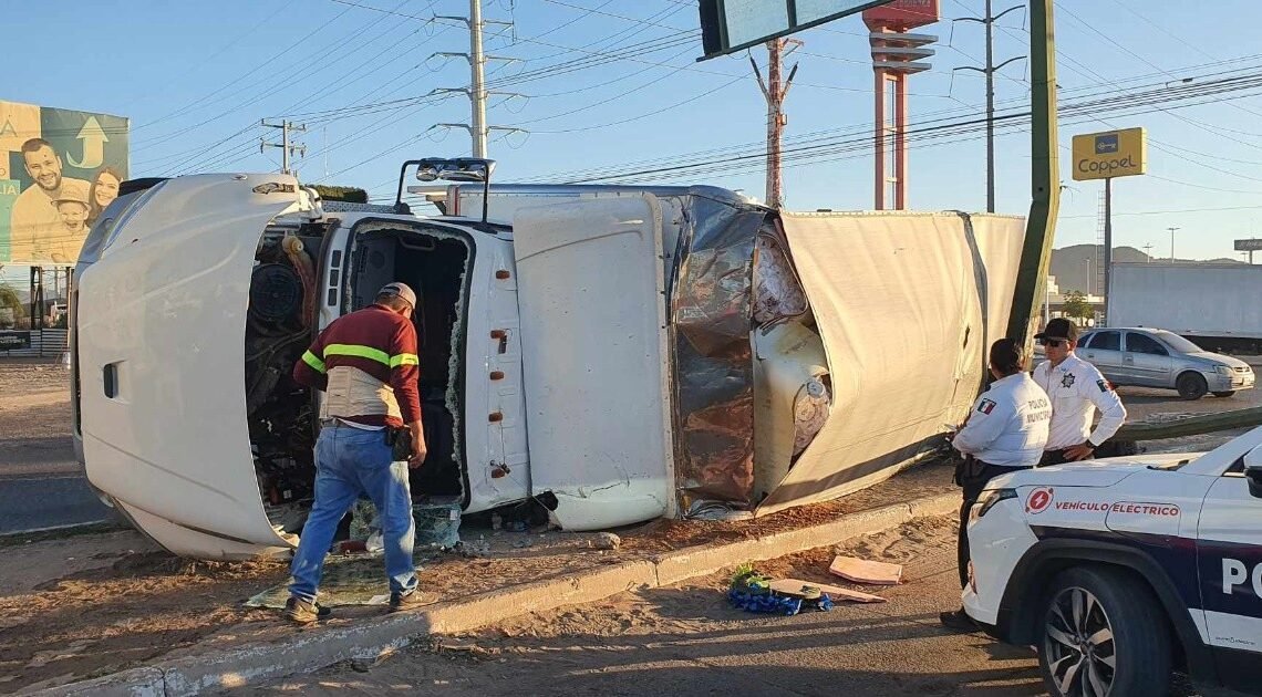 Chofer pierde control de camión de carga en Hermosillo, choca contra poste y se voltea; resulta ileso