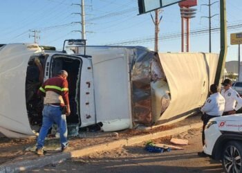 Chofer pierde control de camión de carga en Hermosillo, choca contra poste y se voltea; resulta ileso