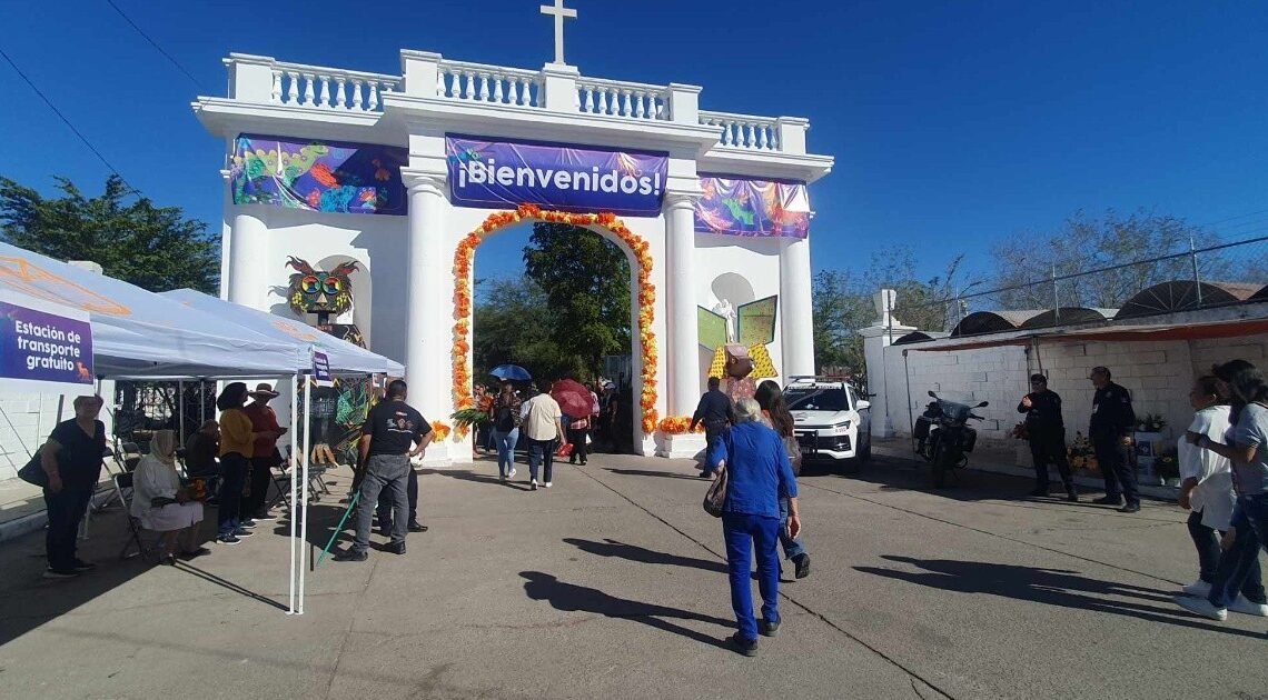 Hermosillenses visitan a sus seres queridos en el Panteón Yáñez este Día de Muertos