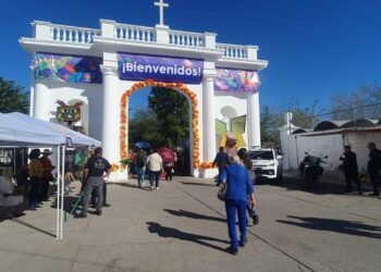 Hermosillenses visitan a sus seres queridos en el Panteón Yáñez este Día de Muertos