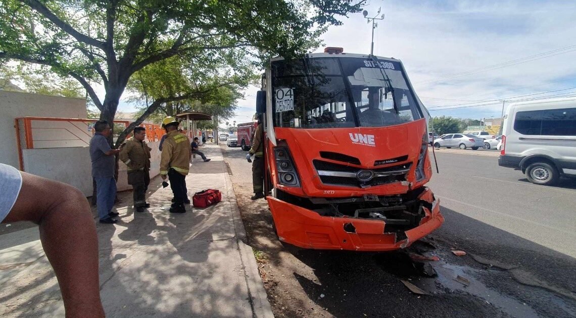 Chocan 2 camiones de transporte urbano en Hermosillo; 20 personas resultan lesionadas