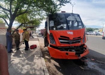 Chocan 2 camiones de transporte urbano en Hermosillo; 20 personas resultan lesionadas