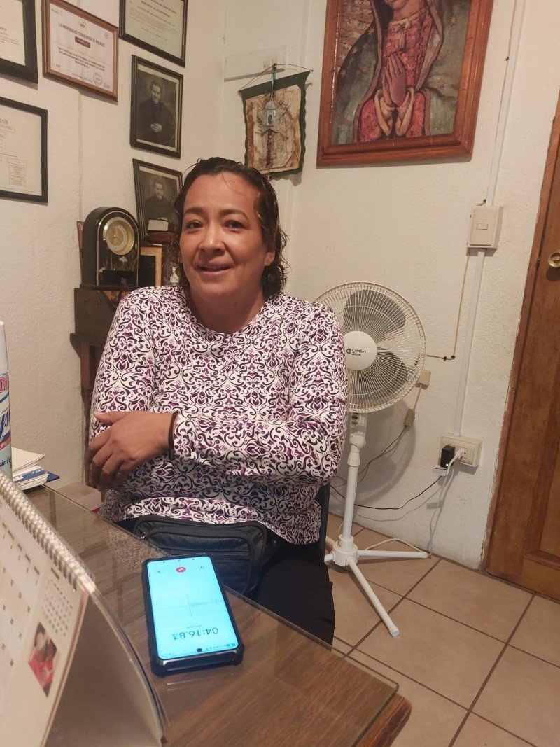 Matilde González después de haberse reencontrado con su padre extraviado.