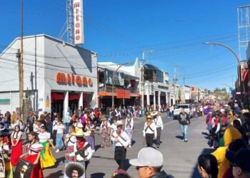 Miles de nogalenses disfrutan de un colorido desfile revolucionario