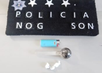Nogales: Detienen a jovencita menor fumando droga en pleno mediodía y en la calle
