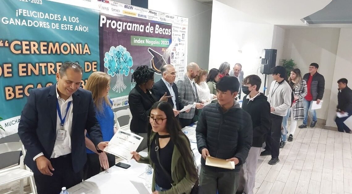 Entrega de 300 becas Index Nogales a hijos de trabajadores maquileros