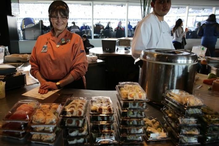  El embajador japonés rechazó la idea de agregar picante o empanizado al sushi.