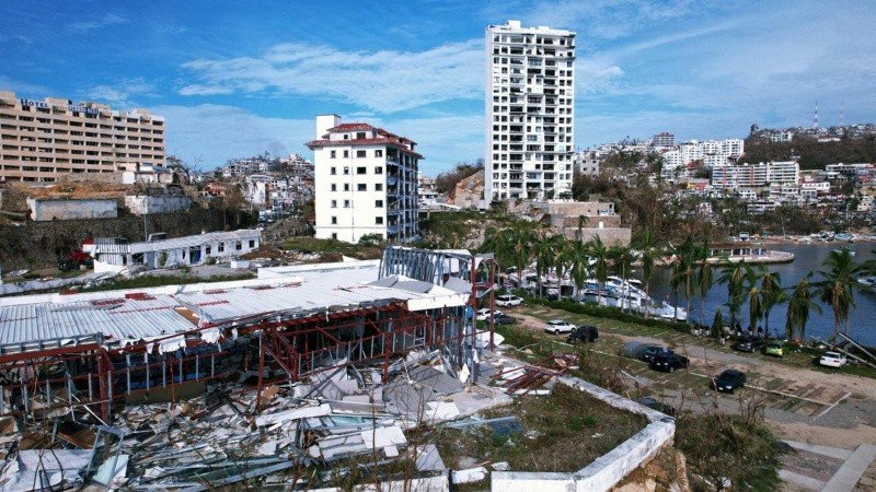El implacable avance del agua por las calles de la ciudad arrasaron con viviendas, coches, locales, edificios y zonas públicas. El implacable avance del agua por las calles de la ciudad arrasaron con viviendas, coches, locales, edificios y zonas públicas.