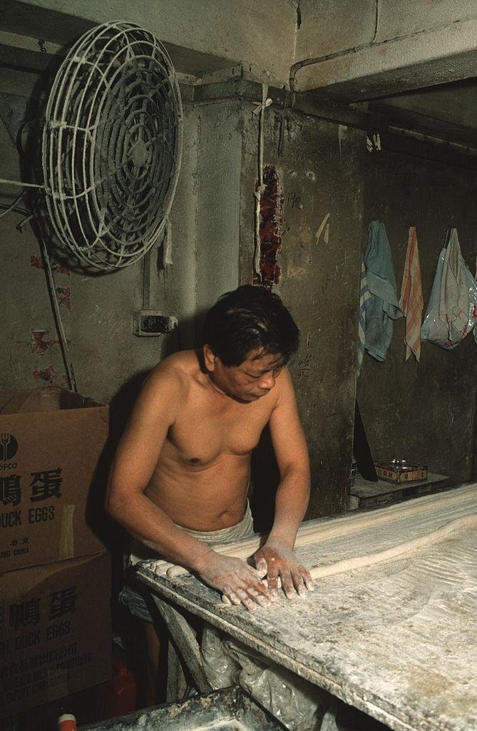 Hombre haciendo pasta 