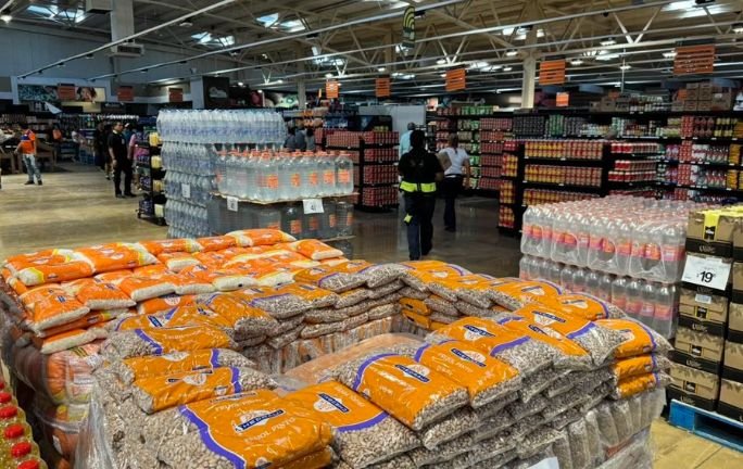 Supermercados Abren Tras Devastador Paso de Huracán Otis Supermercados Abren Tras Devastador Paso de Huracán Otis