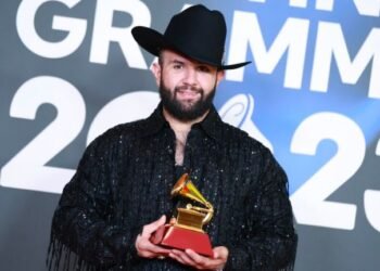 Carin León triunfa con ‘Colmillo de Leche’ en los Latin Grammy