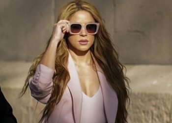 En un comunicado enviado por sus representantes, la intérprete de “Waka Waka” y “Hips don’t lie” indicó que optó finalmente por llegar a un acuerdo, algo que anteriormente había rechazado, para proteger su carrera y a sus hijos, evitando “años” de proceso judicial.  “Tenía dos opciones: seguir peleando hasta el final, hipotecando mi tranquilidad y la de mis hijos, dejar de hacer canciones, álbumes y giras, sin poder disfrutar de mi carrera y las cosas que me gustan, o pactar, cerrar y dejar atrás este capítulo de mi vida mirando hacia adelante”, indicó la cantante, quien ahora reside en Miami.