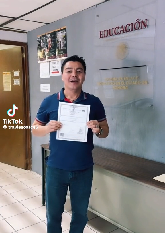 ¡Jorge ‘Travieso’ Arce da un golpe académico y termina la preparatoria!