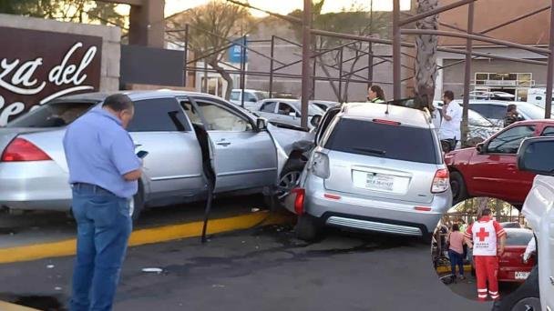 Aparatoso accidente automovilístico en bulevar Ganaderos Aparatoso accidente automovilístico en bulevar Ganaderos
