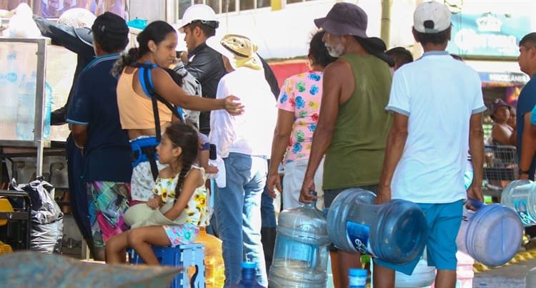 Marina monta un oasis en el Puerto Márquez para ayudar a damnificados