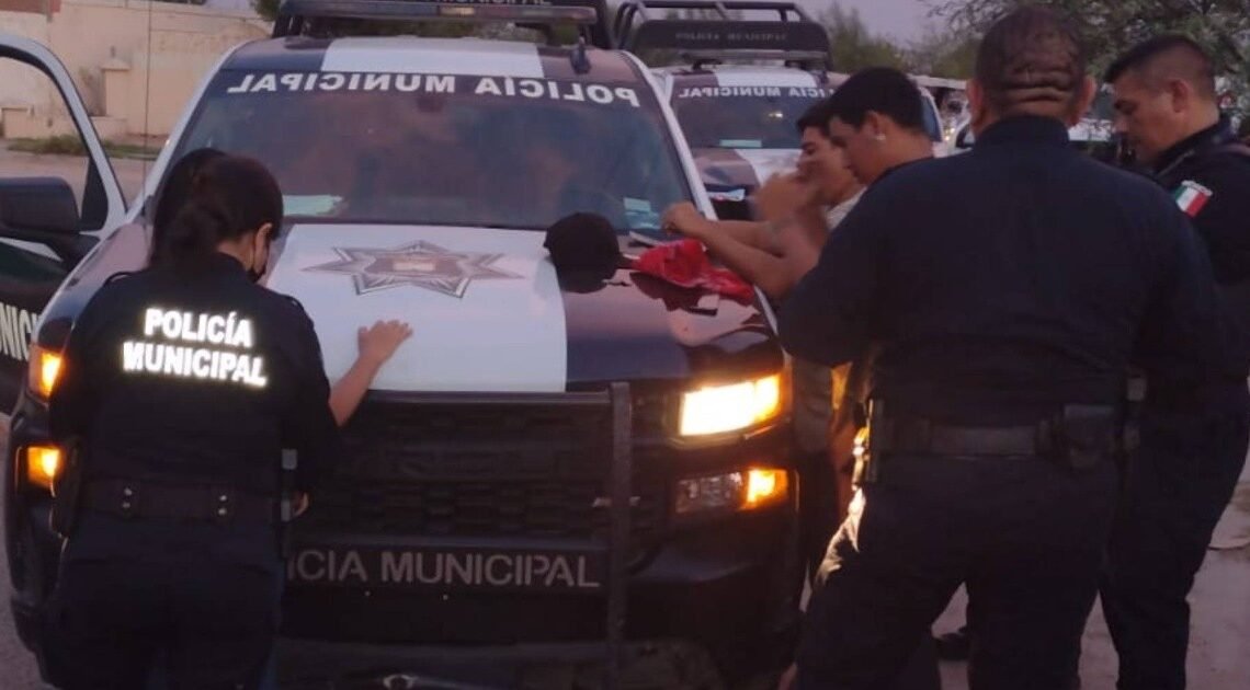 Arrestan a cuatro hombres con una réplica de arma de fuego y un cuchillo en la colonia Solidaridad de Hermosillo Arrestan a cuatro hombres con una réplica de arma de fuego y un cuchillo en la colonia Solidaridad de Hermosillo